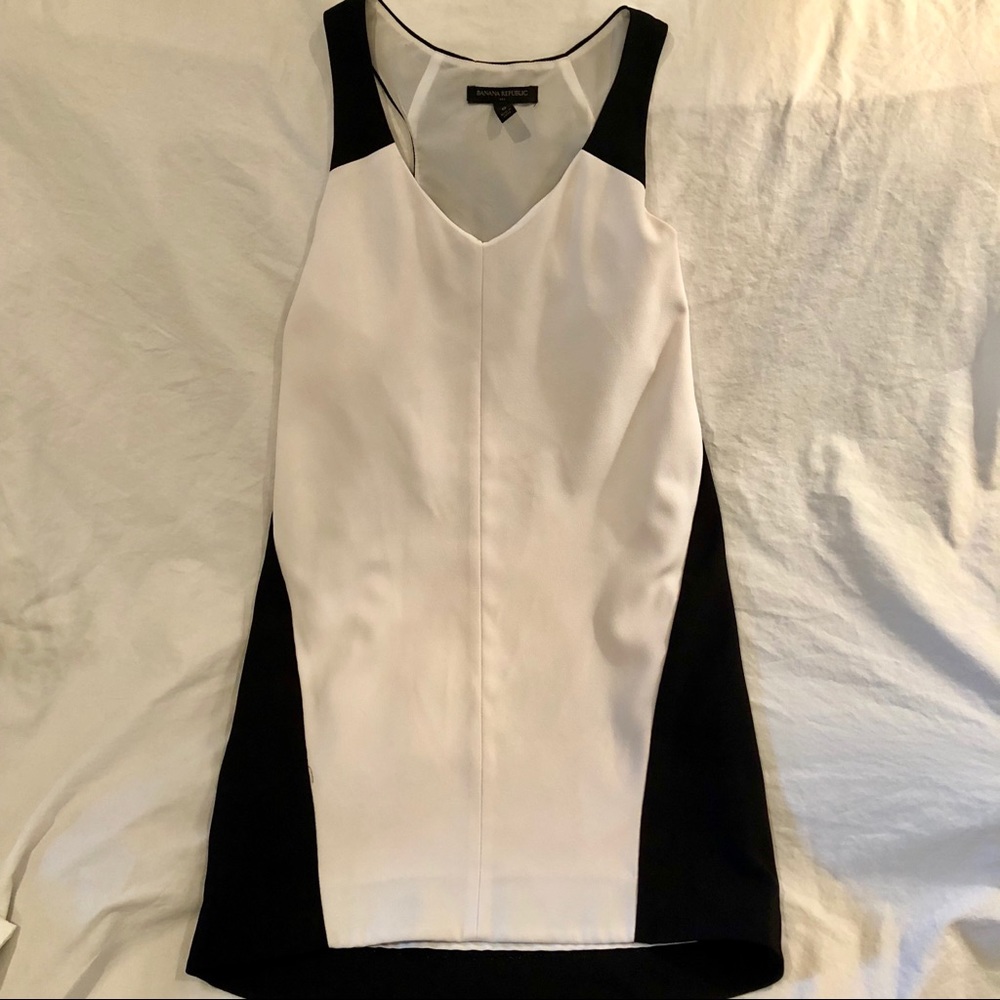 Banana Republic black & white shift dress